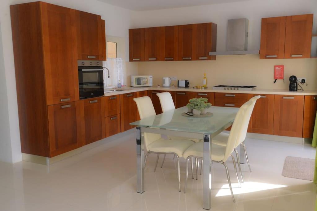 Seafront Duplex Penthouse With Terrace Overlooking Xlendi Bay المظهر الخارجي الصورة